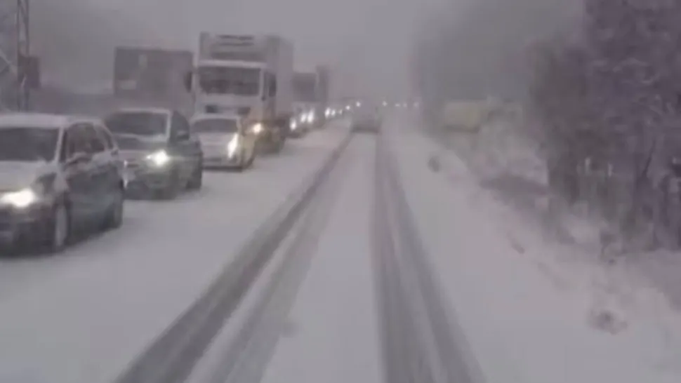 Coloane interminabile pe Valea Oltului. Ninsorile abundente și un TIR au paralizat DN7