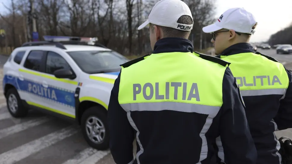 Opt elevi acuză că au fost bătuți și umiliți de trei polițiști chiar în școală