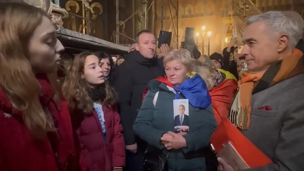 Moment inedit: Călin Georgescu,, colindat în biserică/ Captură video