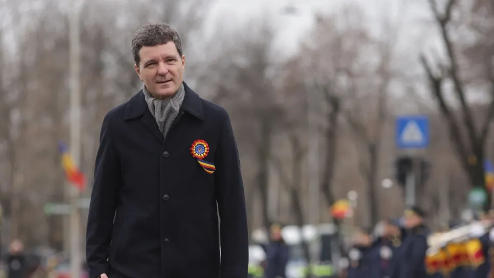 Nicușor Dan, o nouă apariție controversată, cu un palton ce pare să-i fie mare. Stilist: „Nu stai cu degetele strânse ca un viezure” - VIDEO