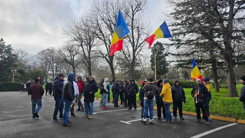 Protest spontan la compania de transport în comun din Constanța. Angajații cer demisia conducerii, iar transportul este blocat – VIDEO