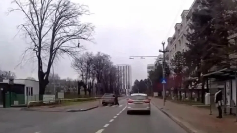 Depășire periculoasă pe trecerea de pietoni. Pieton, salvat în ultima clipă