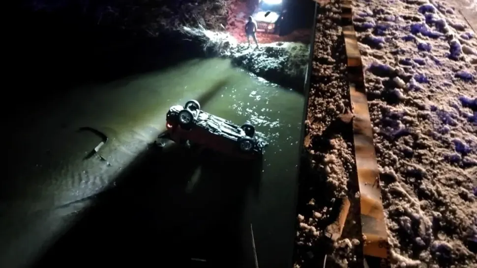 Accident grav în Vâlcea. O mașină a rupt parapetul unui pod și a căzut în râu
