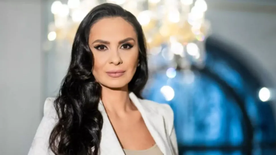 Alexandra Păcuraru, protest pașnic în fața catedralei din Constanța.