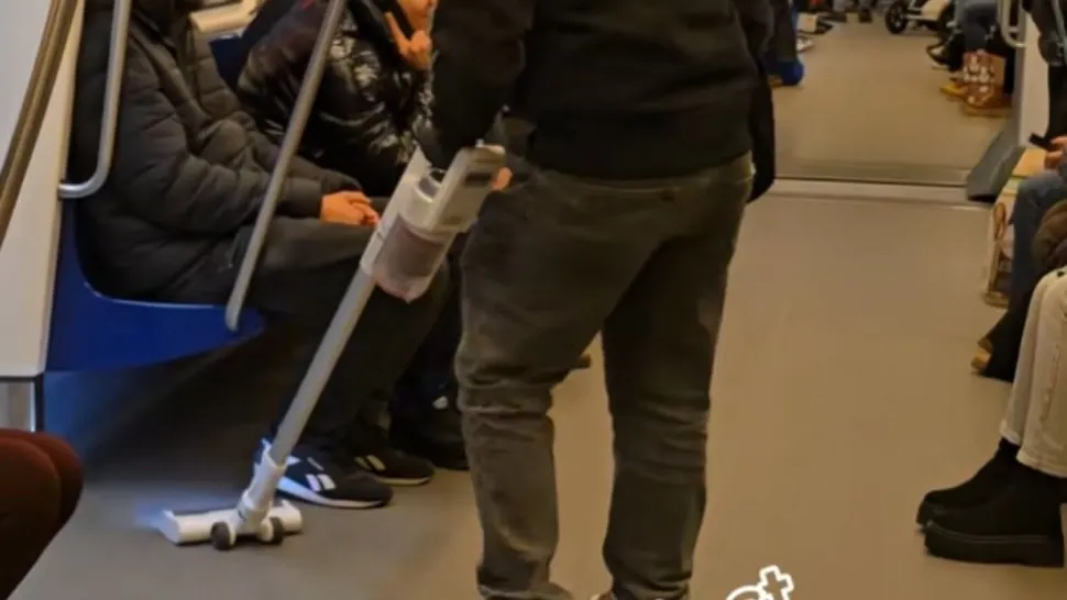 Un tânăr a început să dea cu aspiratorul printre călătorii de la metrou. Foto/Captură video