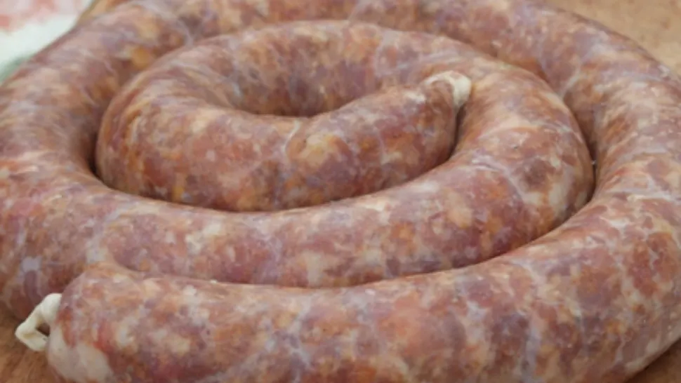 Câtă sare se pune la cârnații de casă? Rețeta bunicii care redă gustul din copilărie