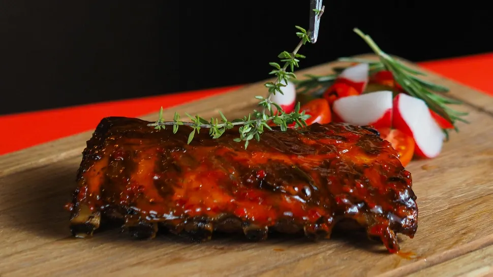 Coaste de porc glazurate cu miere și sos barbeque, la cuptor. Preparatul perfect pentru o petrecere de Revelion