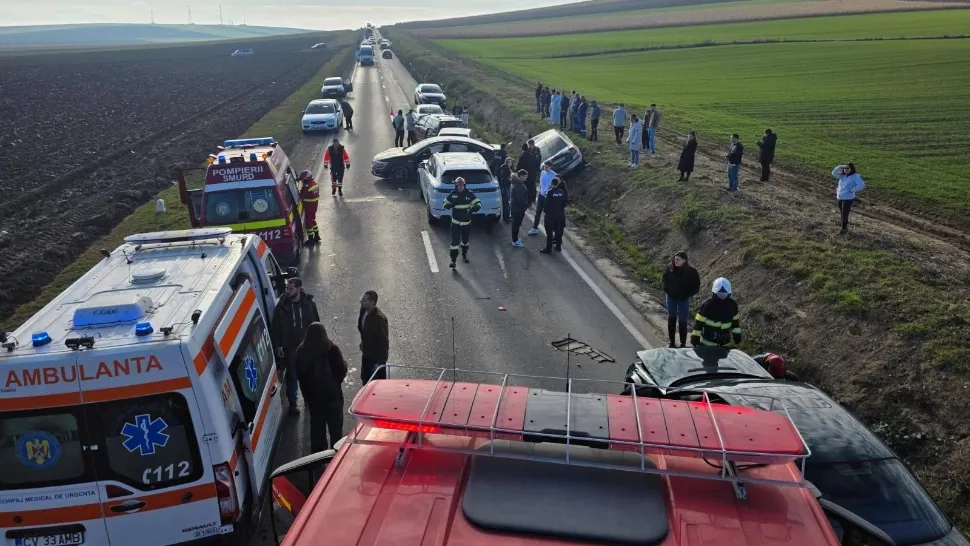 Carambol cu șapte mașini și 17 ocupanți pe DN11 în Covasna. Foto/ISU