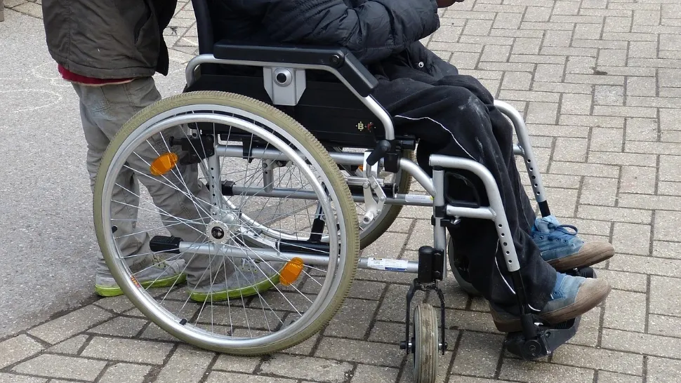 Certificat de handicap cu însoțitor: ce afecțiuni pot beneficia de acest drept și cum se acordă