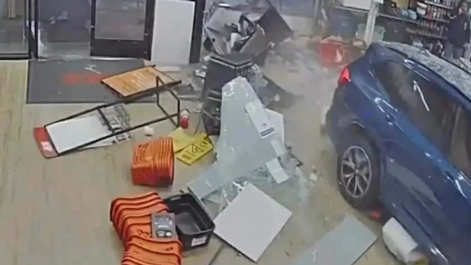 Incident șocant: o mașină a pătruns cu viteză într-un magazin de bricolaj. Șoferul a confundat pedala de frână cu cea de accelerație