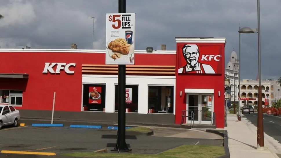 Decizia neașteptată a unui tribunal: angajat KFC despăgubit cu aproximativ 80.000 de euro după o ceartă cu șeful lui