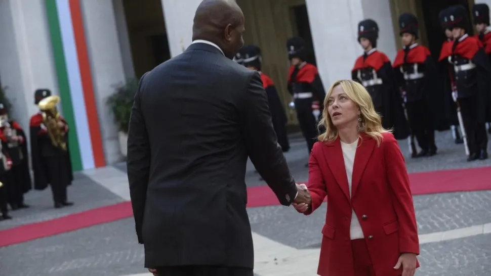 Giorgia Meloni, din nou virală: reacția care a stârnit zâmbete la întâlnirea cu președintele Mozambicului. A rămas uimită de înălțimea acestuia