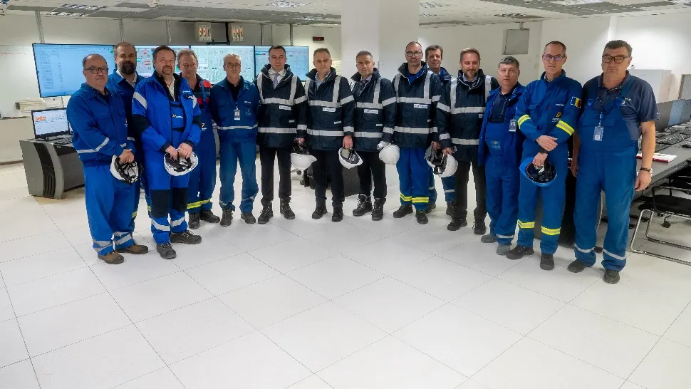 Ministrul Energiei, Bogdan Ivan, alături de angajații de la Centrala Brazi. Foto/ME