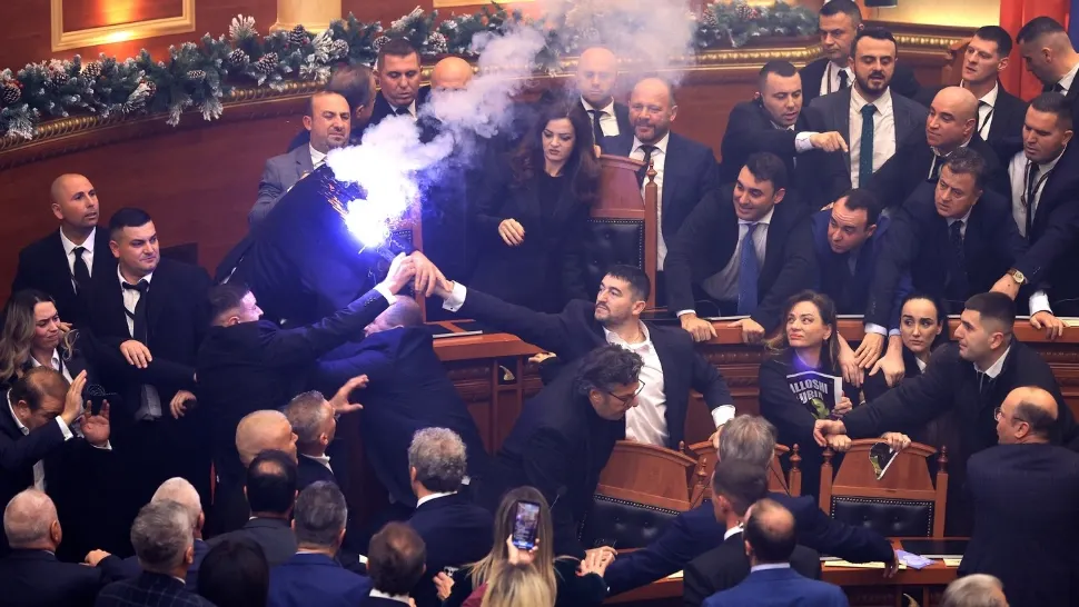 Pumni și torțe în Parlamentul Albaniei. Foto: Profimedia