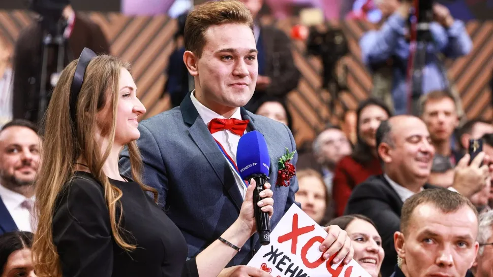 Kirill Bajanov, reporter TV, și-a cerut iubita în căsătorie, surprinzând atât publicul, cât și pe liderul de la Kremlin. Foto/Profimedia