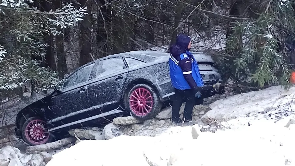 Mașină prăbușită în râpă la Râușor