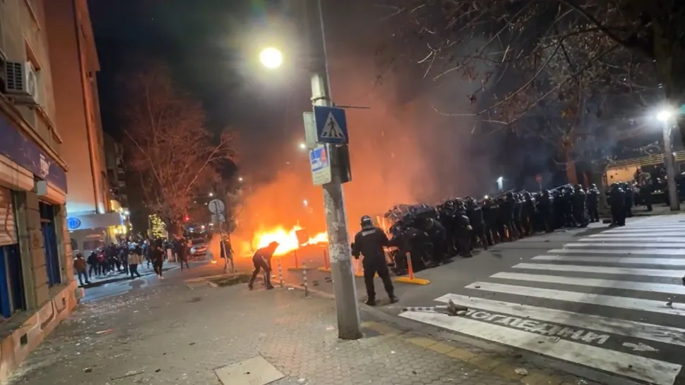 Protestatarii au vandalizat mobilier stradal și magazine