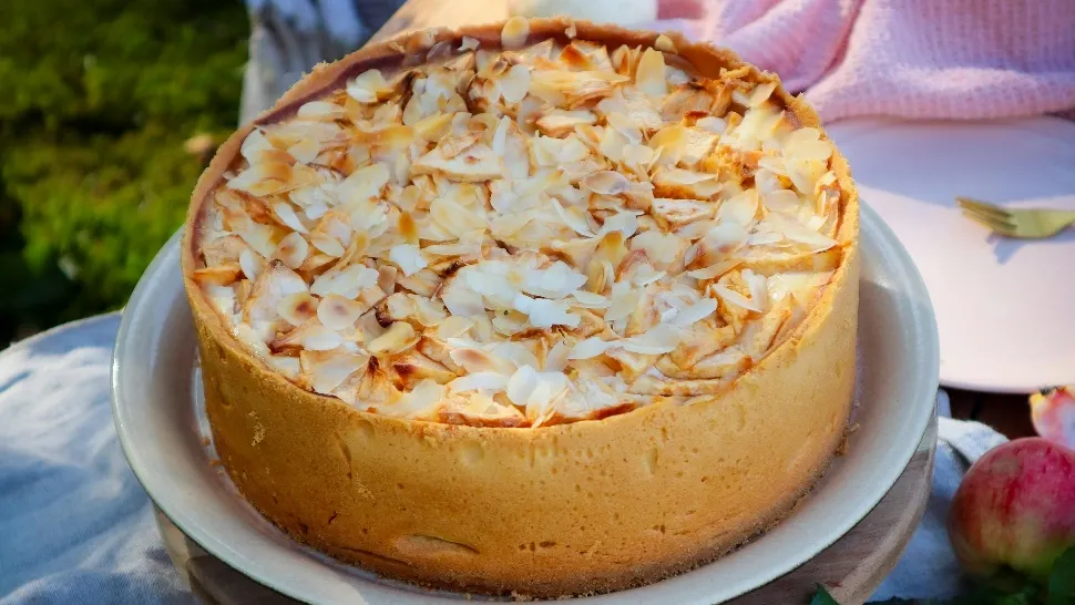 Tort festiv cu mere si cremă de zahăr ars. Ideal pentru masa de Revelion