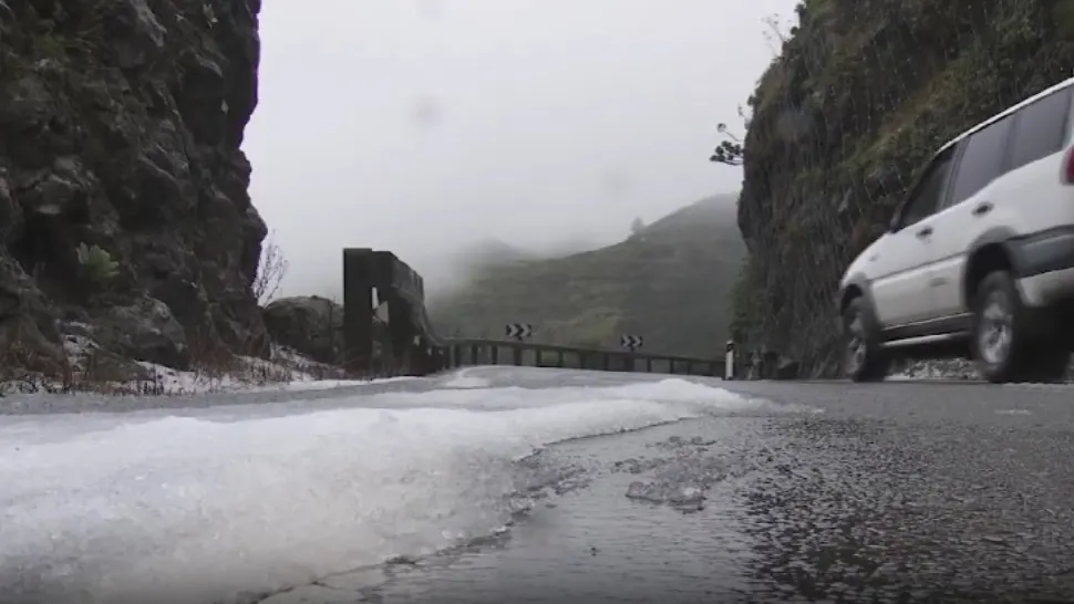 Furtuna Emilia a făcut dezastru! Zăpadă în Tenerife: drumuri înghețate și copaci doborâți