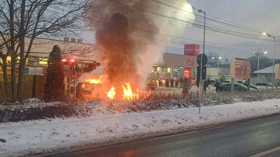 Mașină în flăcări în parcarea unui supermarket din Corbeanca/ Foto: Facebook