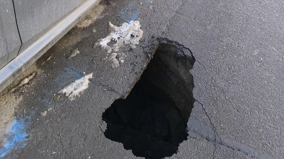 Atenție șoferi! Carosabil surpat pe strada Făinari din Capitală: Poliția Rutieră recomandă prudență/ Foto: Facebook