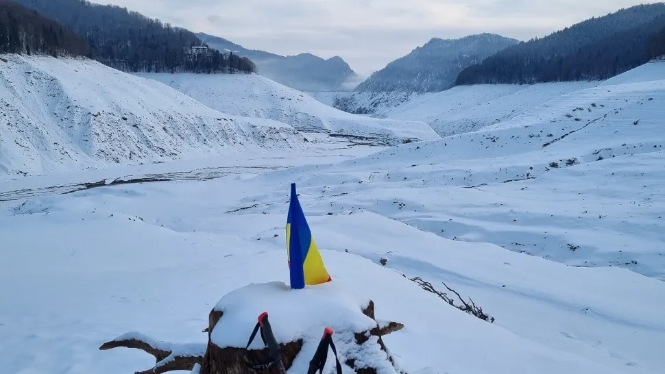 Lacul Vidraru, golit compelt de apă, a fost acoperit de zăpadă. Imagini uluitoare - GALERIE FOTO