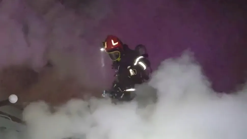 Familie rămasă pe drumuri în noaptea de Revelion: casa le-a luat foc chiar înainte de intrarea în noul an