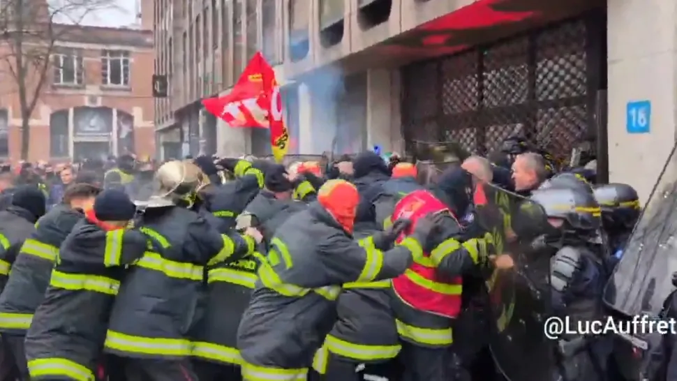 Proteste violente în Franța: pompierii au ieșit în stradă. Imagini șocante / Captură video