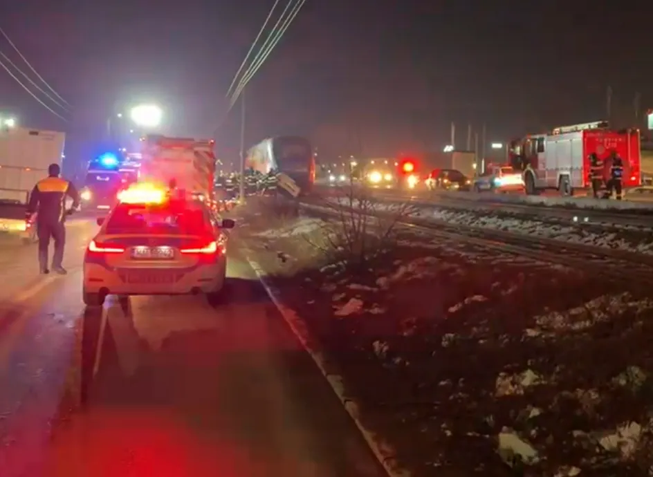 Persoană încarcerată după impactul dintre un tren și o mașină, în Chiajna/ Captură video