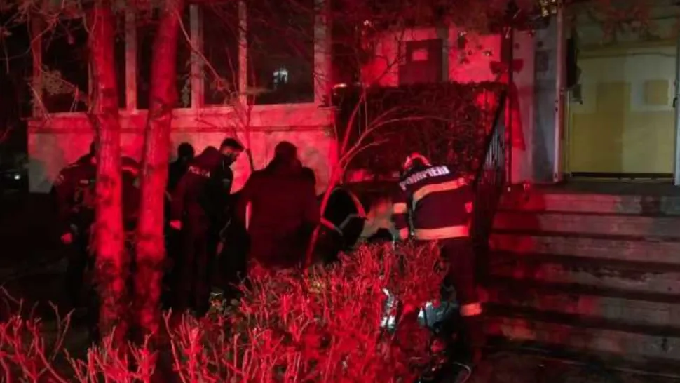 Trupul unui bărbat carbonizat, descoperit în urma unui incendiu la un bloc din Focșani: victima ar putea fi o persoană fără adăpost