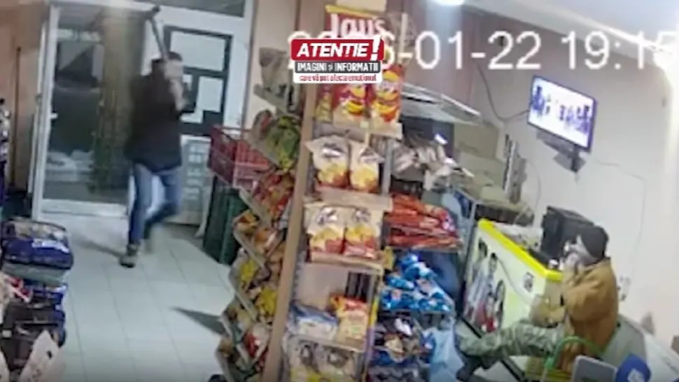 Momentul în care un politician este atacat cu toporul în magazin. Cum se simte în prezent? | VIDEO