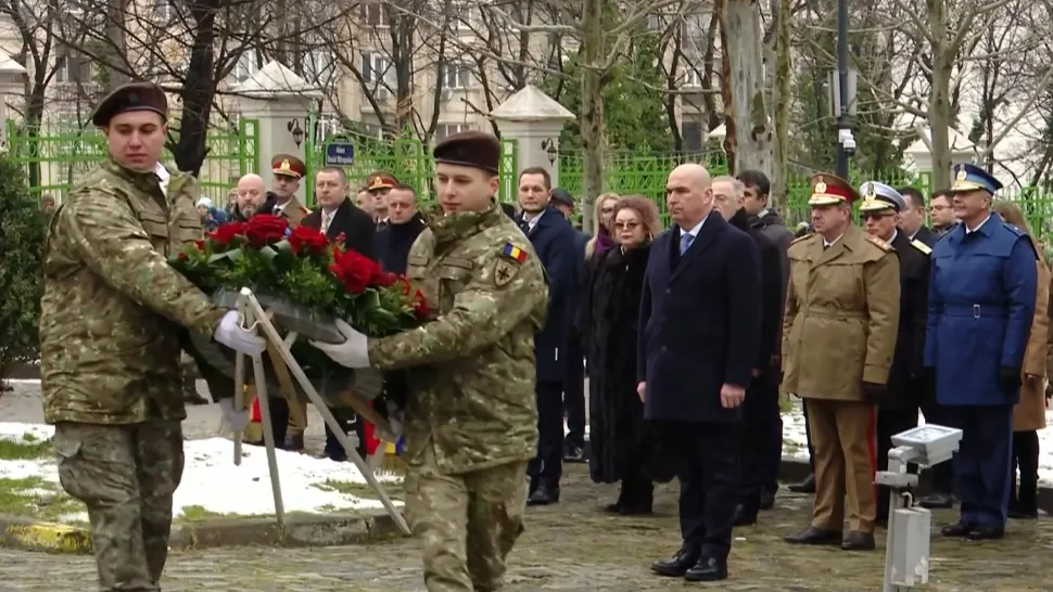 După ce a depus coroana de flori, Bolojan a fugit prin spate ca să scape de presă. Foto/Realitatea