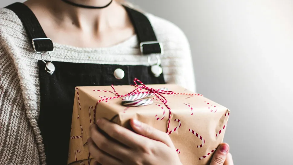 Self-gifting, fenomenul sezonului! 73% dintre Millennials își cumpără singuri cadouri de sărbători