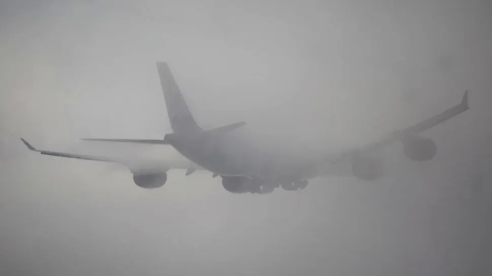 Ceața densă afectează traficul aerian intern. Zborurile București-Iași anulate, două curse externe Ryanair redirecționate la Timișoara