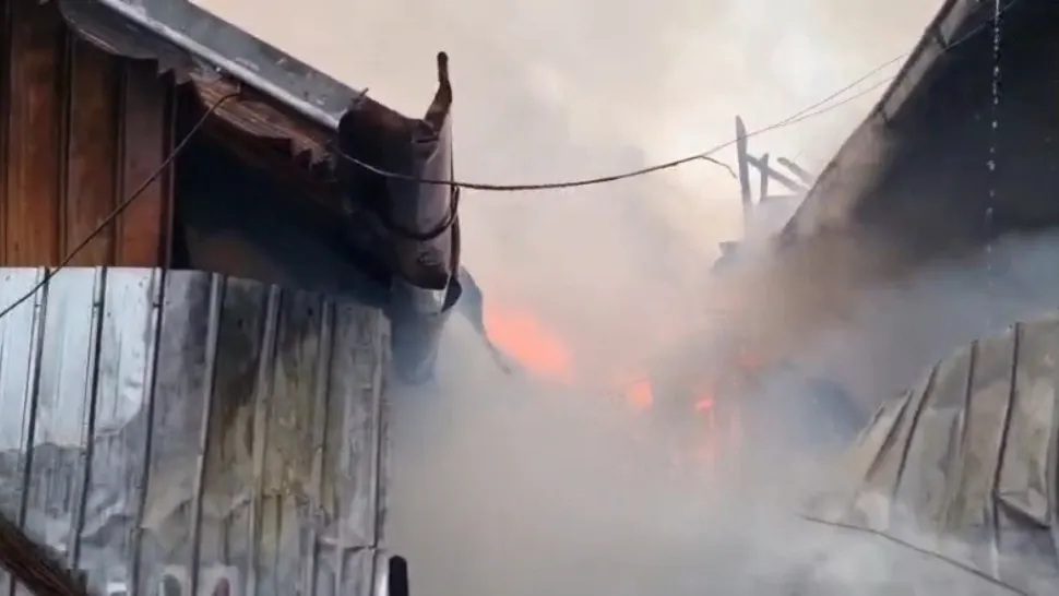 Incendiu de proporții în Prahova. FOTO: News