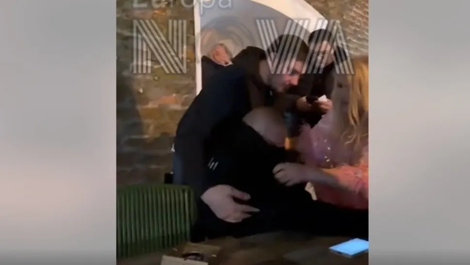 Ioniță de la Clejani a fost scos pe targă din local. Foto/Captură video