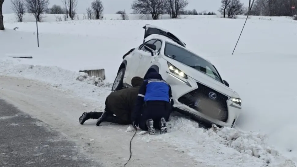 Intervenție salvatoare a jandarmilor pentru o familie cu doi micuți, rămasă blocată în șanț după un accident cu mașina VIDEO