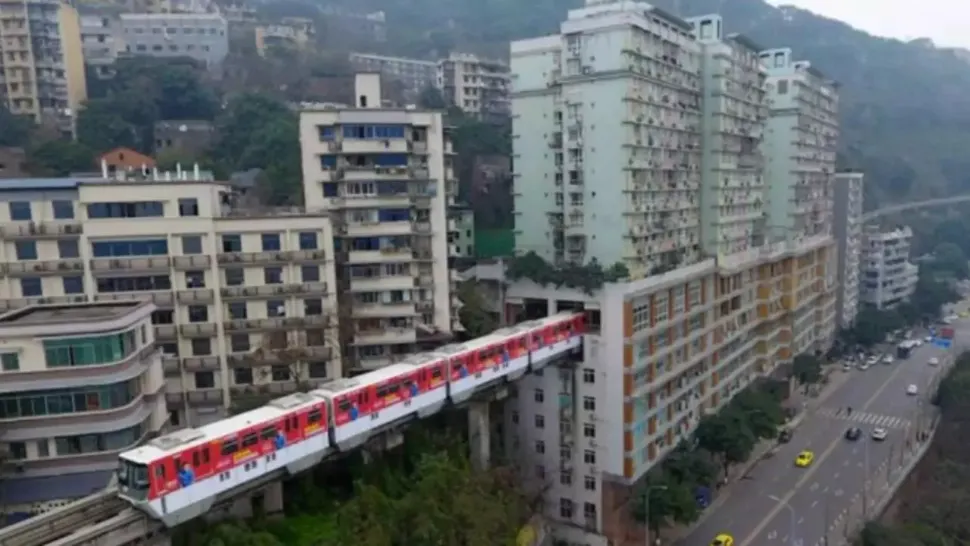 Orașul unde metroul trece printr-un bloc de locuințe