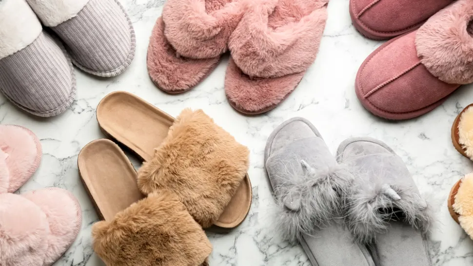 Cum să alegi papucii de casă potriviți pentru tine: textil, piele, lână sau pluș 