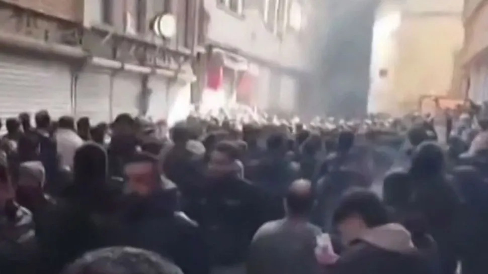 Protestatarii din Iran au preluat controlul a două orașe din vestul țării (foto: profimedia)