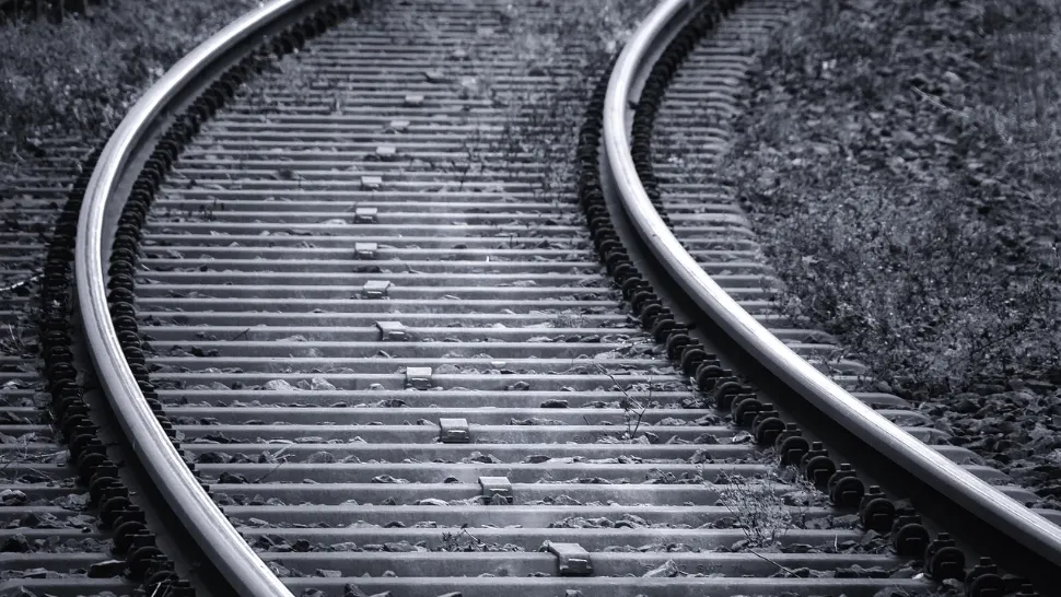 Accident feroviar grav. Un tren de călători a intrat într-un TIR