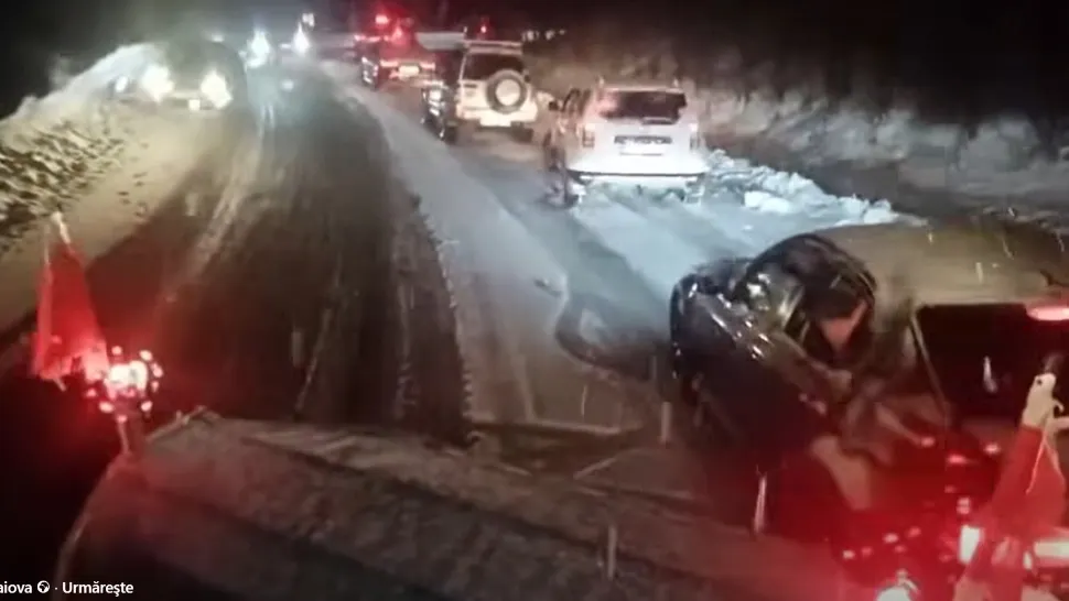 Turiștii și-au parcat mașinile pa marginea drumului. Foto/Captură video