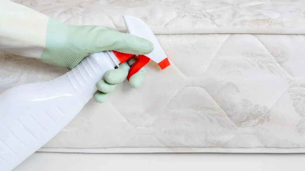 Metoda simplă și eficientă care va face salteaua de pat să arate ca nouă