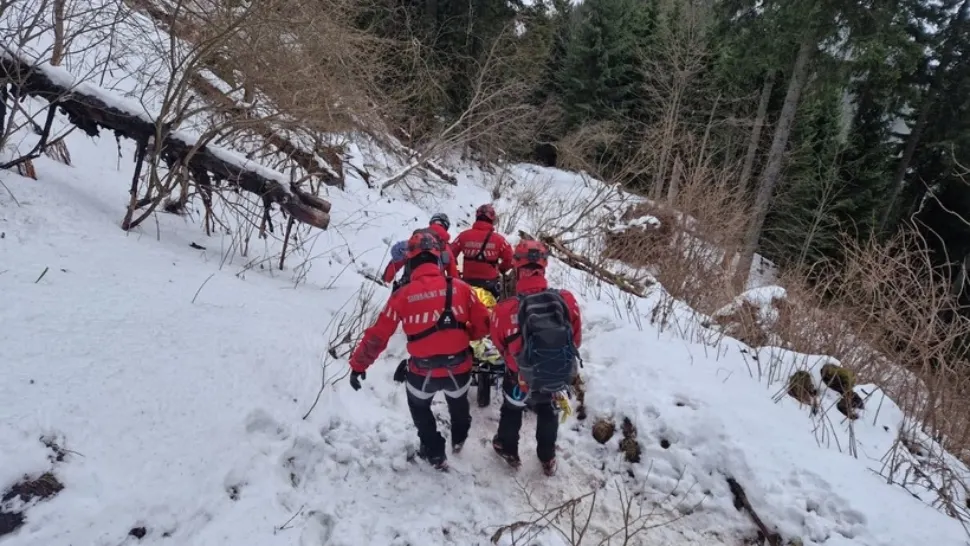 Operațiune de salvare dificilă pe Masivul Ceahlău: un tânăr inconștient a fost recuperat de salvamontiști după patru ore