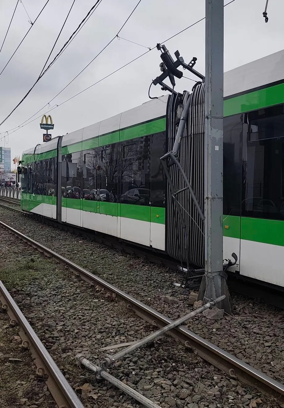 HAOS pe linia 41. Tramvaie blocate și rețea electrică distrusă la Pod Ciurel. A fost înființată linia navetă 641