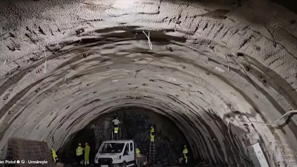 Cum este dinamitată stânca pentru construcția unui tunel pe A1