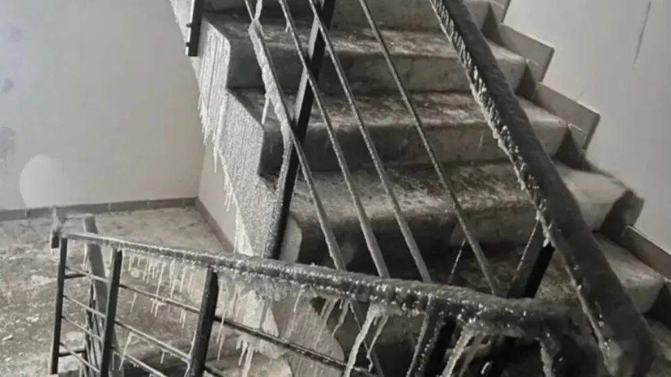 Apa a înghețat în interiorul blocurilor din Kiev (foto: X)