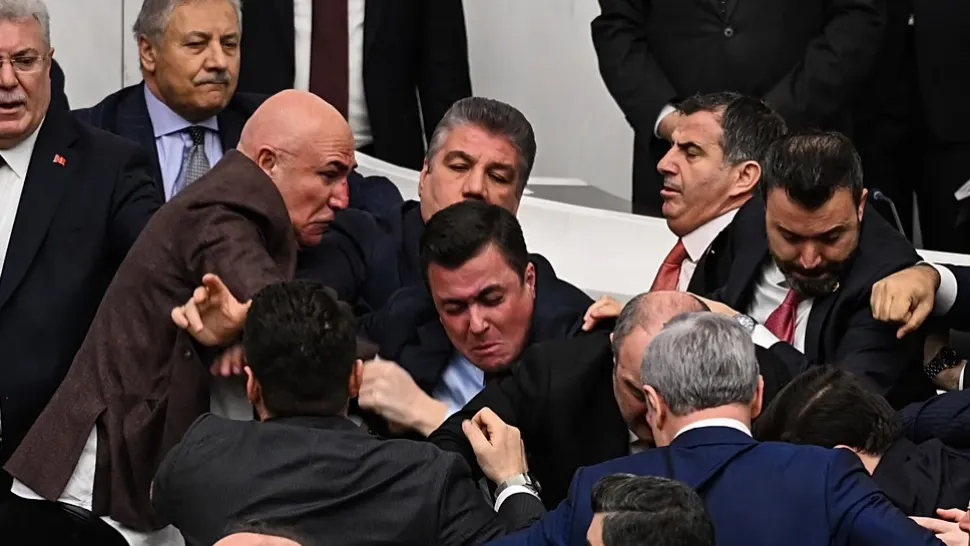 Scandal uriaș în Parlamentul turc. Politicienii s-au luat la bătaie.