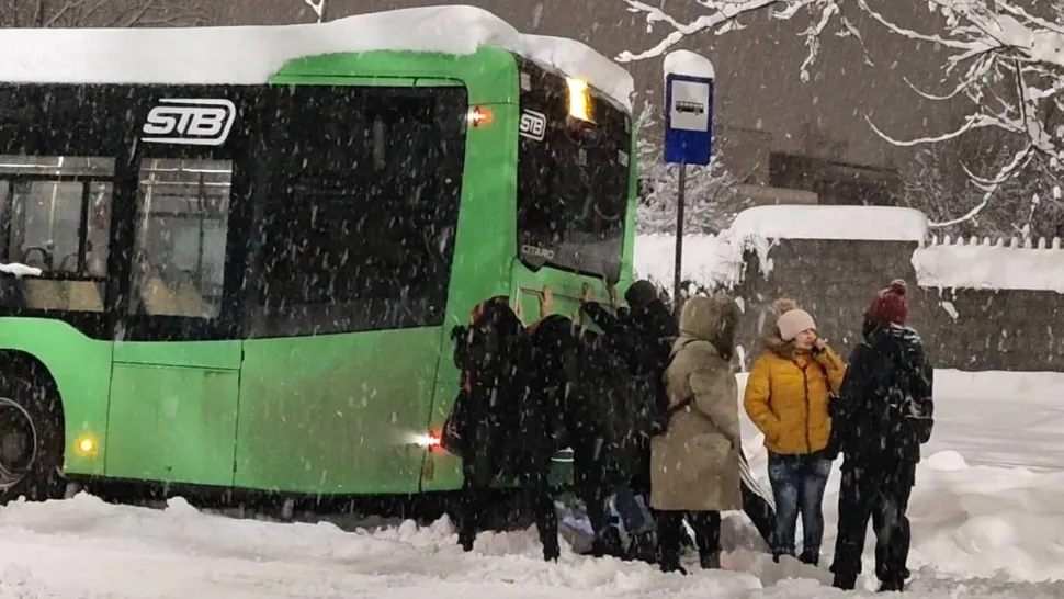 Autobuz STB „pus în mișcare” de călători. Foto/FB