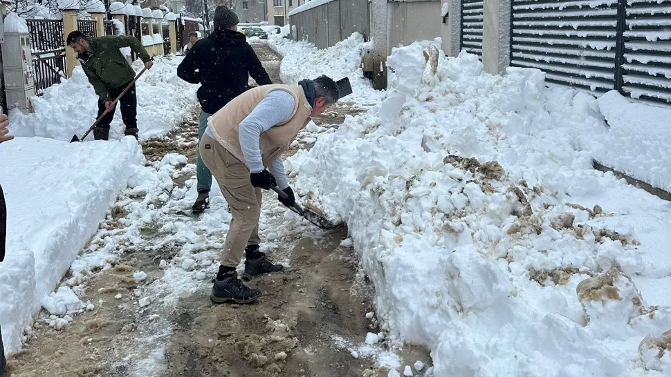 Străzi blocate în Bragadiru. Oamenii își deszăpezesc singuri căile de acces